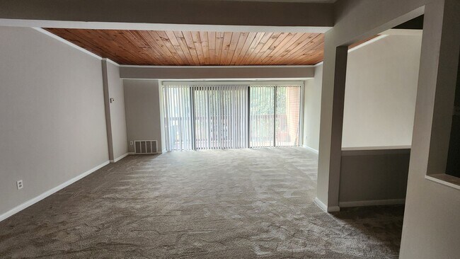 Building Photo - Completely Remodeled 2/2 Condo