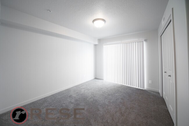 Building Photo - Beautiful Modern Orem Condo w free interne...