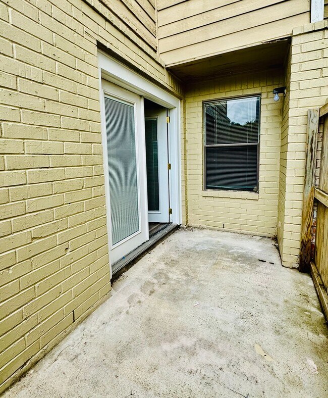 Building Photo - New Rental! 2-Story Townhome in Calallen –...