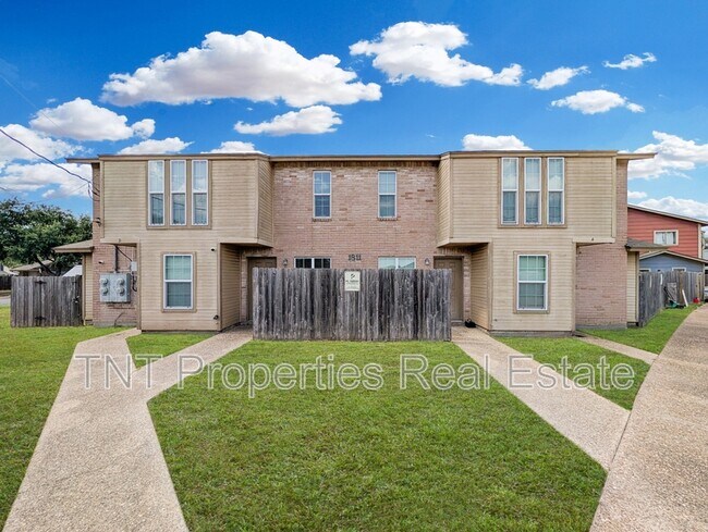 Building Photo - 1811 Woodsman Dr