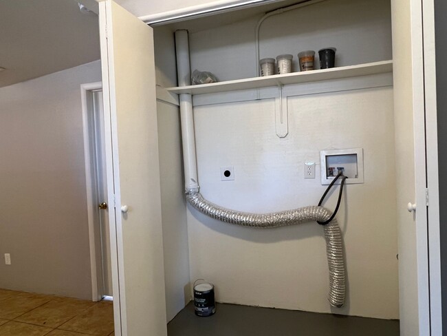 Building Photo - 3 Bedroom 2 Bath Home! close to the UofA!