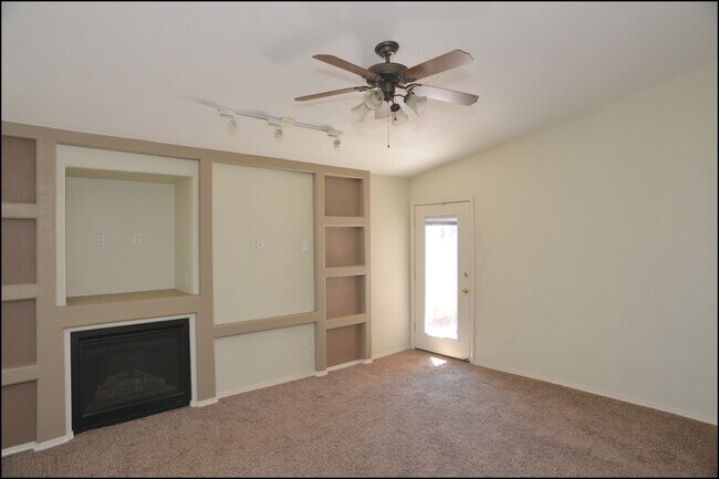 Building Photo - 10045 Paloma Dr