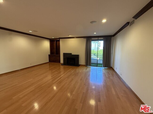 Building Photo - 450 N Oakhurst Dr