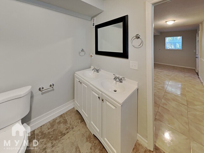 Building Photo - 2033 Allandale Cir E