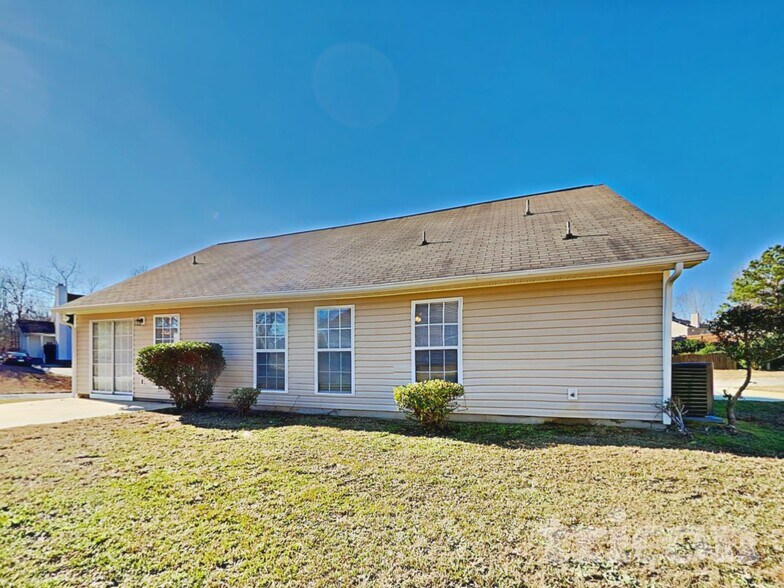 Building Photo - 2 Beagle Ct