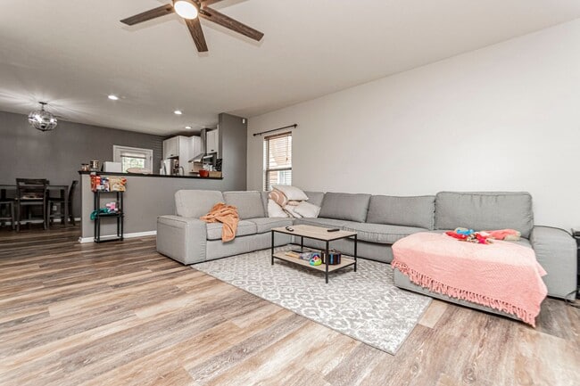 Building Photo - Spacious single family home