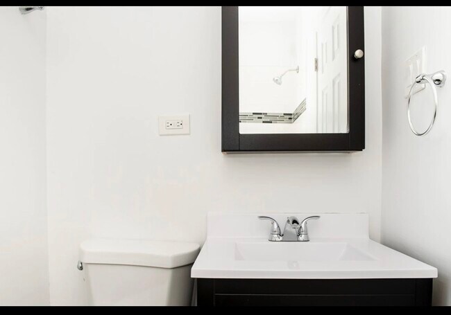 Building Photo - 1056 W Lill Ave