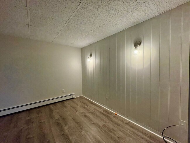 Building Photo - Available Now | 3 Bed, 1.5 Bath Single-Family Home in Westford, MA | Updated Kitchen, Finished Ba...