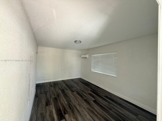 Building Photo - 600 NW 23rd Pl