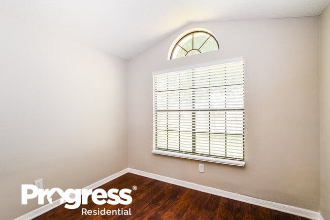 Building Photo - 215 River Chase Dr