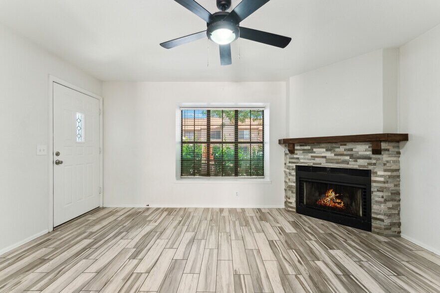 Building Photo - 4901 E Kelton Ln