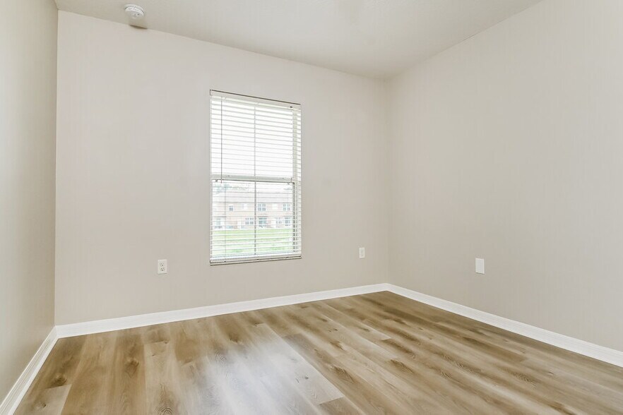 Building Photo - 10847 Kensington Park Ave
