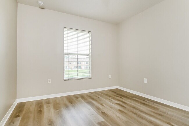 Building Photo - 10847 Kensington Park Ave