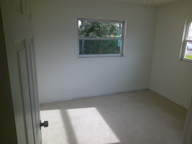 Building Photo - 3076 Grand View Ave