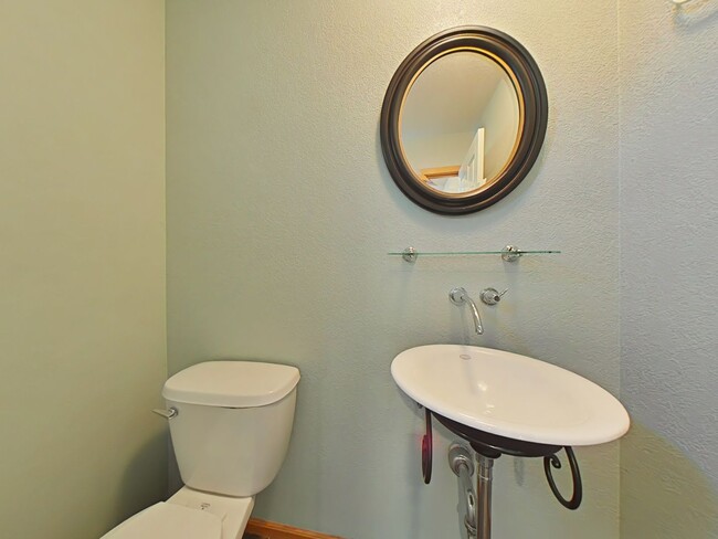 Building Photo - 3 Bedroom Townhouse ~ Close to Campus