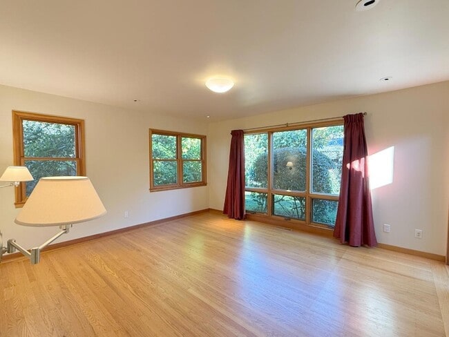 Building Photo - 335 Claremont Way