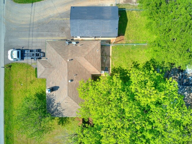 Building Photo - Great home, 4 bedrooms or 3+study, 1.5 bat...