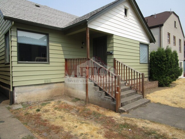 Building Photo - Fantastic 4 bedroom close to U of O