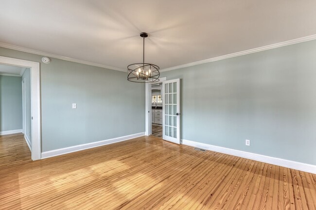 Building Photo - 5 Bedroom / 3.5 Bath Home Blountville, TN