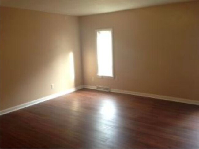 Building Photo - Charming 2 Bdrm/1.5 Bath Townhouse in South Hills