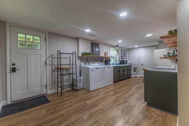 Building Photo - 3312 Lynnwood Dr