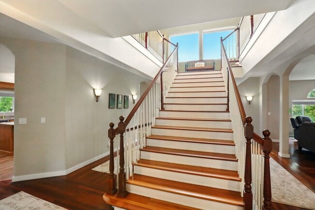 Primary Photo - Beautiful Fully furnished 4 bedroom 2.5 bath