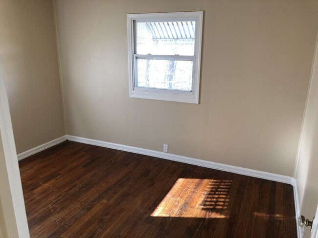 Building Photo - 2 Bedroom House W/ Garage!