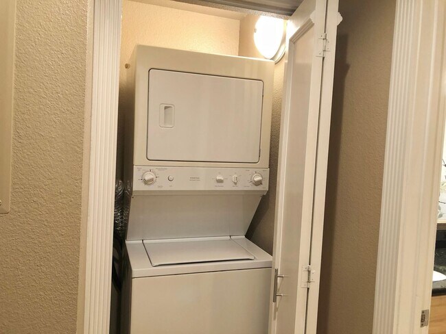 Building Photo - Meridian Luxury Condo. 1 Bd 1 Ba, Utilities & Cable Services NOT included in advertised rental rate!