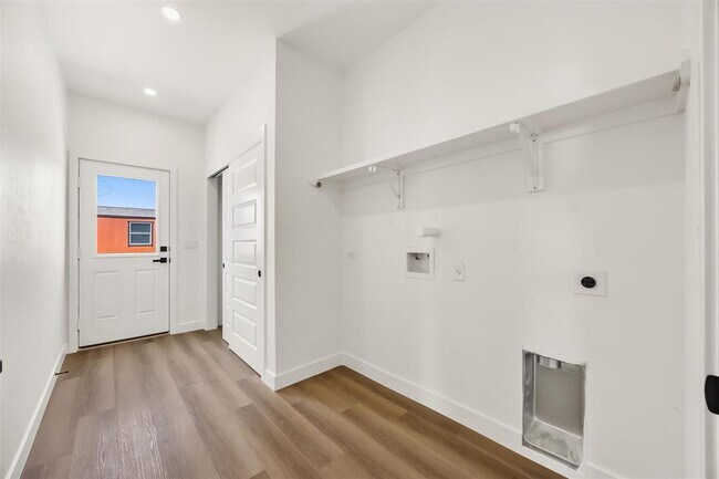 Building Photo - 260 Amaranta Ln