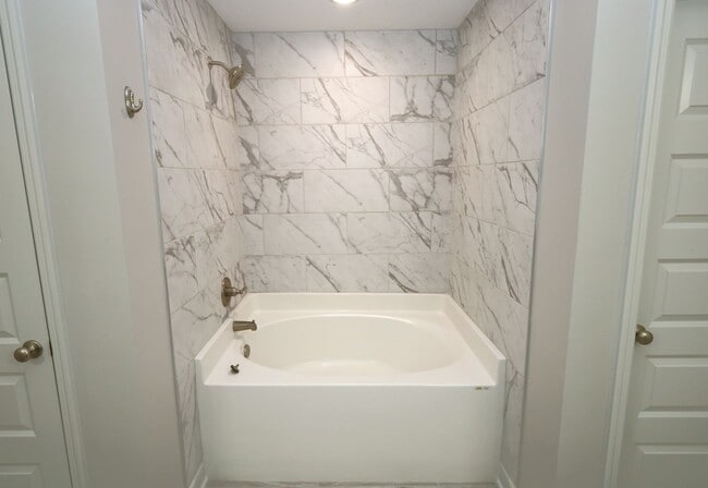 Building Photo - 2047 Mdw Cv Dr