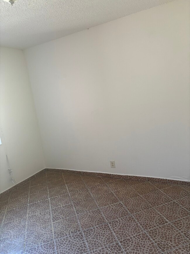 Building Photo - Pet-Friendly Spacious 4-Bedroom Condo in G...