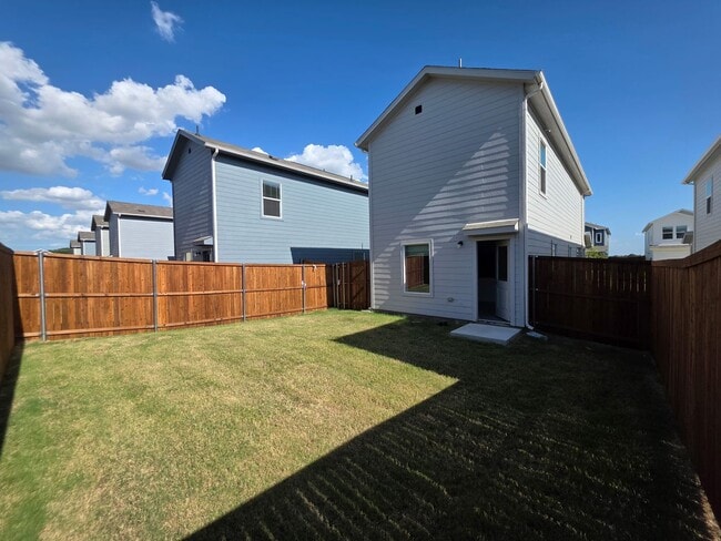 Building Photo - "Feel Right at Home – Modern 3 Bed, 2.5 Ba...