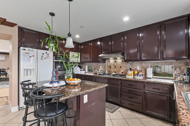 Building Photo - 10394 Valley Waters Dr