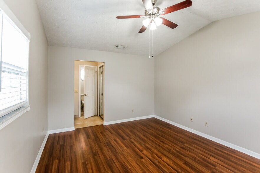 Building Photo - 222 SW Starflower Ave