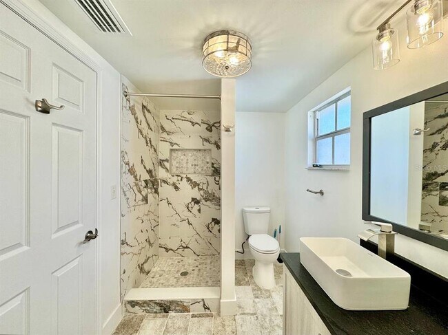 Building Photo - 2703 Westhigh Ave