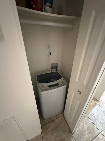 Building Photo - 1005 W 5th St