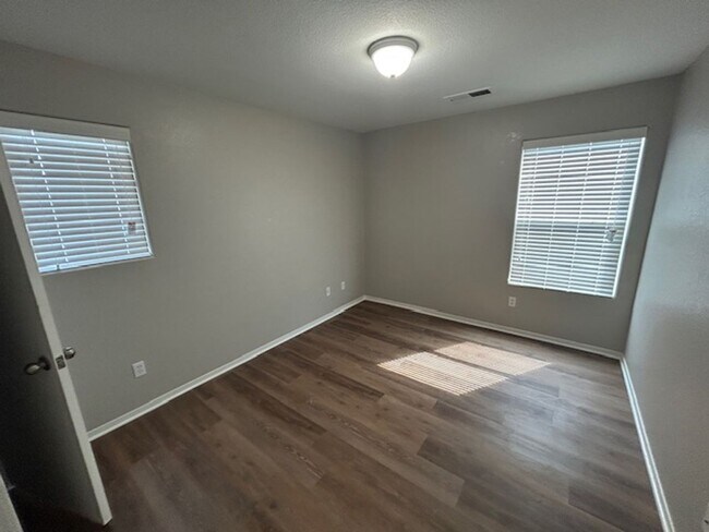 Building Photo - *Move-in special $500 off 1st month's rent...