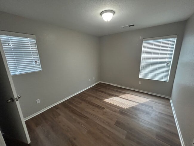 Building Photo - Newly remodeled 3 bedroom 2.5 bathroom in ...