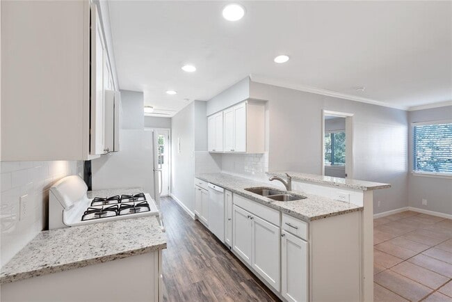 Building Photo - 800 Osage Dr