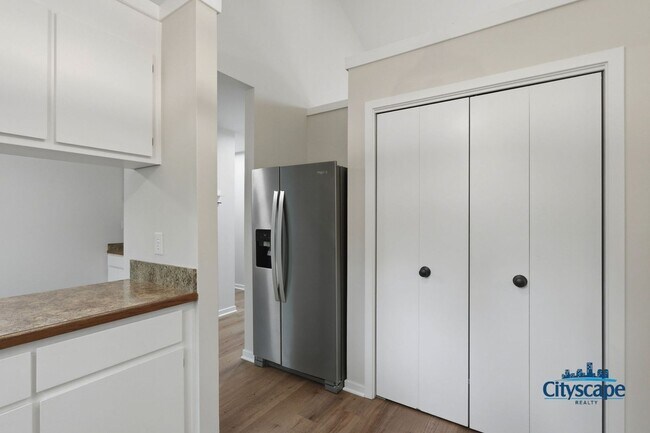 Building Photo - Swanky Brandermill Contemporary Home available NOW