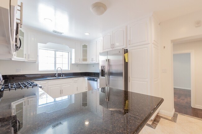 Building Photo - Beautiful 3 bedroom 2 bath with Central AC