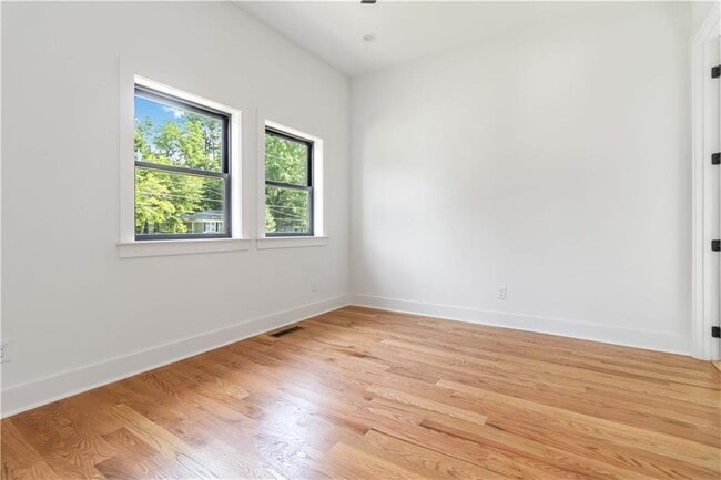 Building Photo - 1554 Columbia Cir