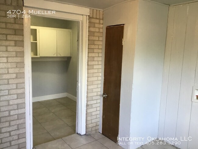 Building Photo - 4704 N Mueller Ave