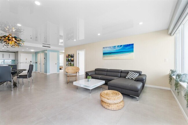 Building Photo - 3111 N Ocean Dr