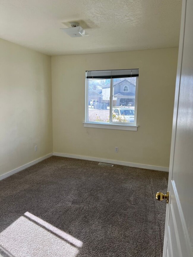 Building Photo - Coming soon! 3 bed single family home on a...