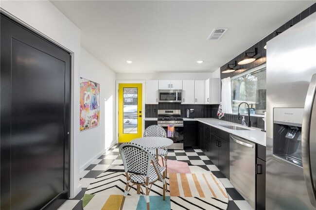 Building Photo - 568 E Rebecca St