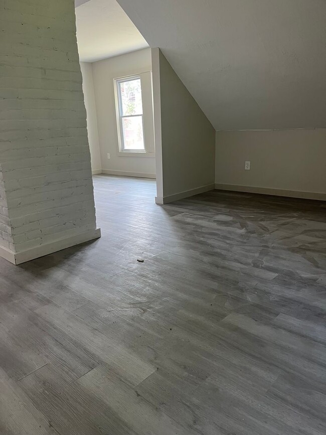 Building Photo - Coming Soon! Section 8 Accepted! Renovatio...
