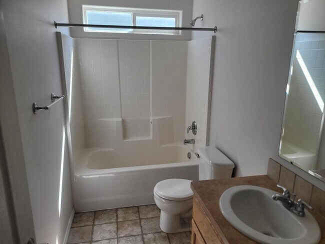 Building Photo - Great Location! 4 bedroom!
