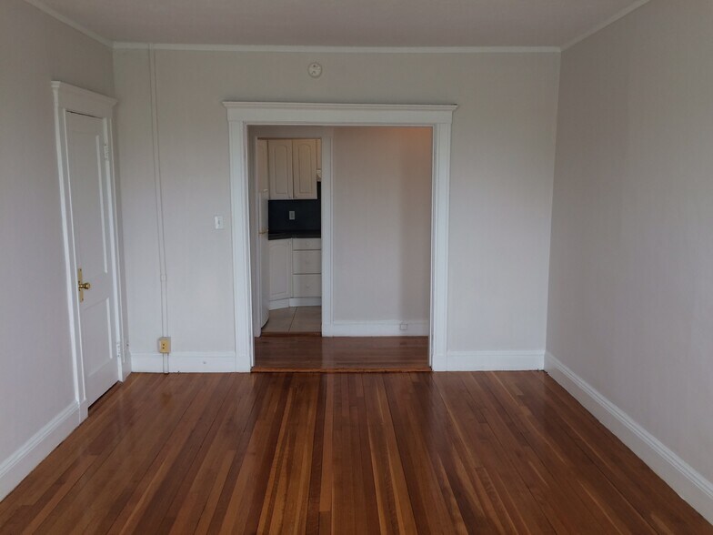 Building Photo - 121 Park Dr