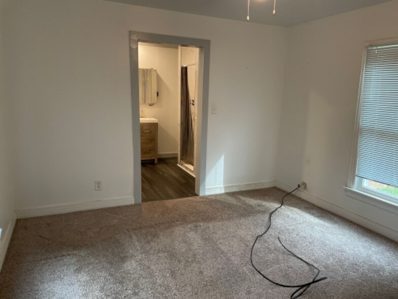 Building Photo - 601 E Kay St